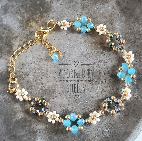 Daisy Dew Drop Blue Beaded Bracelet - Delicate Floral Elegance - Picture 3 of 11